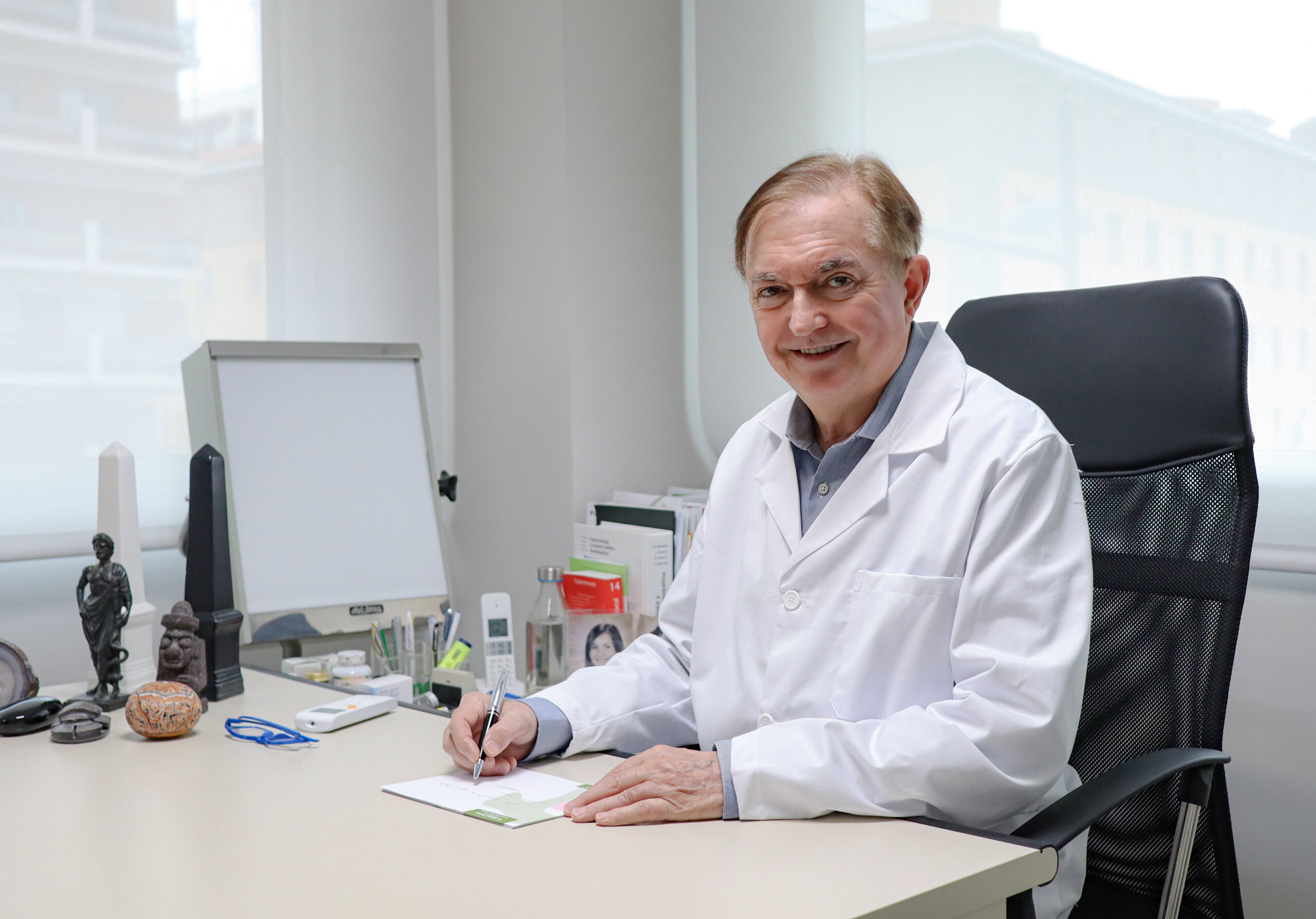 El Dr. Rafael Torres pasando consulta en su centro de Medicina Integrativa de la Av. Primado Reig, Valencia